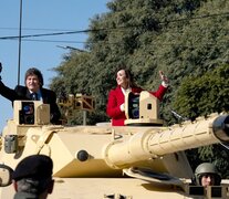 El presidente Javier Milei y la vicepresidenta Victoria Villarruel, a bordo de un tanque durante el desfile militar del pasado 9 de julio. (Fuente: AFP) (Fuente: AFP) (Fuente: AFP)