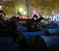 La postal de un desalojo en el canal del Ourcq, noreste de París, donde vivían entre 200 y 250 personas (Fuente: AFP) (Fuente: AFP) (Fuente: AFP)