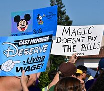 El rostro de Mickey con el signo $, la cara de la lucha de los trabajadores (Fuente: AFP) (Fuente: AFP) (Fuente: AFP)