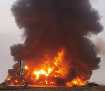 El humo se eleva tras los ataques aéreos israelíes en la ciudad portuaria de Hodeidah, Yemen. (Fuente: EFE) (Fuente: EFE) (Fuente: EFE)