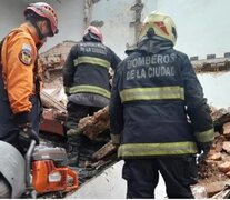 El incidente ocurrió minutos antes de las 13 y movilizó a los equipos de emergencia, que trabajan arduamente en el rescate de las víctimas (Fuente: @EmergenciasBA) (Fuente: @EmergenciasBA) (Fuente: @EmergenciasBA)