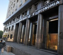 El dólar MEP finalizó en los 1333 pesos, por lo cual la brecha con el tipo de cambio oficial subió levemente al 43,9%. (Fuente: Sandra Cartasso) (Fuente: Sandra Cartasso) (Fuente: Sandra Cartasso)