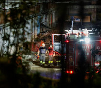 Los bomberos trabajan tras el derrumbe nocturno de un balcón del edificio Vela Celeste en la localidad de Scampia, cerca de Nápoles.