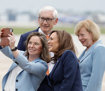 Ka  mala Harris (centro) se saca una sefie en el aeropuerto de Milwaukee, Wisconsin. (Fuente: AFP) (Fuente: AFP) (Fuente: AFP)