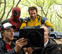 Shawn Levy, Ryan Reynolds y Hugh Jackman en el set de &amp;quot;Deadpool &amp;amp; Wolverine&amp;quot;. (Fuente: Jay Maidment / 20th Century Studios / Marvel) (Fuente: Jay Maidment / 20th Century Studios / Marvel) (Fuente: Jay Maidment / 20th Century Studios / Marvel)