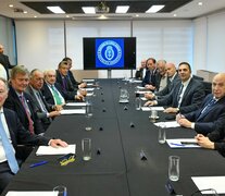 Julio Cordero (tercero de la der.) recibió a Funes de Rioja y Adelmo Gabbi (tercero y cuarto de la izq), entre otros integrantes del G-6 (Fuente: NA) (Fuente: NA) (Fuente: NA)