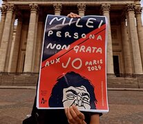 Aparecieron carteles en las calles de París que declaran a Milei &amp;quot;persona no grata&amp;quot; (Fuente: Instagram @argentina.en.lucha.paris) (Fuente: Instagram @argentina.en.lucha.paris) (Fuente: Instagram @argentina.en.lucha.paris)