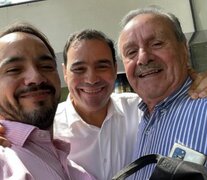 El gobernador Gustavo Valdés, junto a su hermano Juan Pablo y a su padre, Manuel Valdés. 