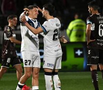 Thiago Fernández festeja con Pizzini el primer gol de Vélez. (Fuente: Fotobaires) (Fuente: Fotobaires) (Fuente: Fotobaires)