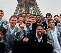 Los Gladiadores posan en la Torre Eiffel.