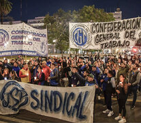 La marcha de las antorchas la encabezó la Juventud Sindical que conduce Sebastián Maturano.