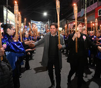 Axel Kicillof y Mariel Fernández durante la marcha de antorchas en Moreno. 