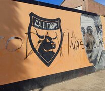 El mural vandalizado en el club infatil donde jugó Di María. 