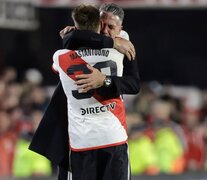 Demichelis se abraza con Mastantuono autor del 1 a 0 frente a Sarmiento. (Fuente: Fotobaires) (Fuente: Fotobaires) (Fuente: Fotobaires)