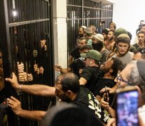 Soldados y policías israelíes se enfrentan con manifestantes de ultraderecha que irrumpieron en la base militar de Beit Lid. (Fuente: AFP) (Fuente: AFP) (Fuente: AFP)