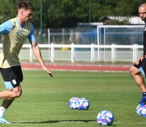 Zenón patea, mientras Mascherano observa el entrenamiento (Fuente: Prensa AFA) (Fuente: Prensa AFA) (Fuente: Prensa AFA)