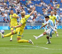 Almada saca el derechazo del 1-0 que le dio tranquilidad a la Argentina. (Fuente: Prensa Selección) (Fuente: Prensa Selección) (Fuente: Prensa Selección)