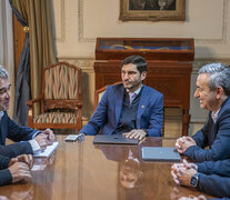 Fajardo ayer recibido por el gobernador Pullaro y el intendente Javkin.