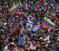 Simpatizantes de Maduro expresan su apoyo frente al Palacio Miraflores. Foto2: Apoyo opositor al candidato presidencial González Urrutia. (EFE) (Fuente: AFP) (Fuente: AFP) (Fuente: AFP)