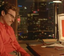 La película &amp;quot;Her&amp;quot;, del 2013, imaginó un mundo donde Joaquin Phoenix se enamora de una IA. A ella (Scarlett Johansson) solo le conocemos la voz. Eventualmente se aburre de él y lo deja. 