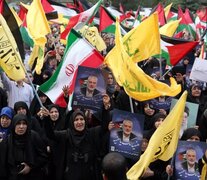 Iraníes sostienen una imagen del fallecido líder de Hamas, Ismail Haniyeh, y banderas palestinas y de Hezbollah durante una protesta en la Plaza de Palestina en Teherán, Irán, el 31 de julio de 2024. (Fuente: EFE) (Fuente: EFE) (Fuente: EFE)