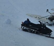 Una avioneta con cuatro pasajeros se estrelló en una pista de esquí del cerro Chapelco: hay dos heridos (Imagen: X @flysicardi)