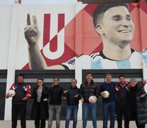 Julián Álvarez donó 1.500.000 pesos a Calchín, el club que lo formó, para mejorar sus instalaciones y recursos (Fuente: Imagen: Agencia Córdoba Deportes) (Fuente: Imagen: Agencia Córdoba Deportes) (Fuente: Imagen: Agencia Córdoba Deportes)