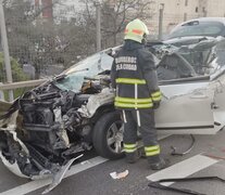 Choque brutal en autopista 25 de Mayo entre un auto y un camión. (Imagen: X/@emergenciasBA)