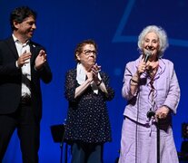 Kicillof se reunió con Estela Carlotto, presidenta de Abuelas de Plaza de Mayo.