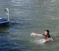 Anne Hidalgo, nuevamente en las aguas del río Sena. Imagen: Le Parisien.