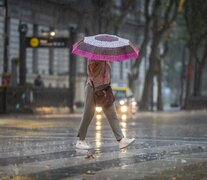 Se recomienda evitar actividades al aire libre y asegurar objetos que puedan ser arrastrados por el viento. (Fuente: Télam) (Fuente: Télam) (Fuente: Télam)