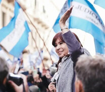 El saludo de Cristina Kirchner a la militancia tras su declaración en el juicio contra los responsables materiales de su atentado. 