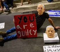 Un hombre con una máscara del primer ministro israelí, Benjamin Netanyahu, protesta en Tel Aviv contra el Gobierno. (Fuente: Europa Press) (Fuente: Europa Press) (Fuente: Europa Press)