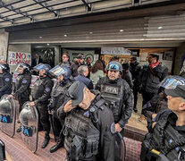 Policía Federal impidiendo el Ingreso a la Universidad Nacional de las Madres (Fuente: Enrique García Medina) (Fuente: Enrique García Medina) (Fuente: Enrique García Medina)