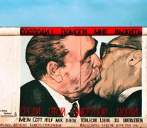 El famoso beso entre el alemán Erich Honecker y el soviético Leonid Brézhnev.  (Fuente: German Federal Archives-wikimedia commons) (Fuente: German Federal Archives-wikimedia commons) (Fuente: German Federal Archives-wikimedia commons)