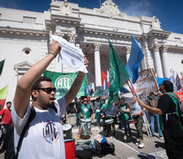 Afuera de la Legislatura los trabajadores protagonizaron otra protesta. (Fuente: Archivo) (Fuente: Archivo) (Fuente: Archivo)