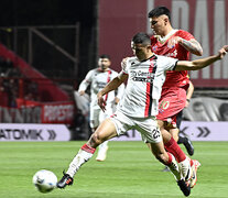 Vélasquez maniobra en la disputa de la pelota (Fuente: Fotobaires) (Fuente: Fotobaires) (Fuente: Fotobaires)