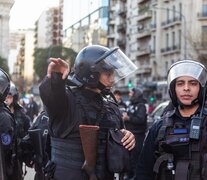 Con la cara descubierta, el agente Rivaldi, alrededor de 15 minutos después de echarle gas pimienta a una niña. (Foto: Gabriela Manzo)