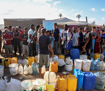 Palestinos desplazados forman fila para cargar agua en Gaza. (Fuente: AFP) (Fuente: AFP) (Fuente: AFP)