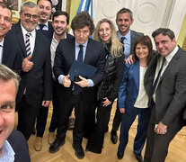 La selfie de la polémica. Milei con los diputados radicales que cambiaron su voto. (Fuente: Archivo) (Fuente: Archivo) (Fuente: Archivo)