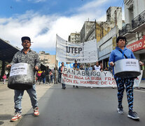 Un tramo de la marcha por calle San Luis ayer al mediodía.