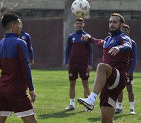 Izquierdoz juega con la pelota durante la práctica (Fuente: Prensa Lanús) (Fuente: Prensa Lanús) (Fuente: Prensa Lanús)