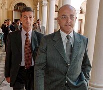 Rubén Santos y Enrique Mathov caminan por Casa Rosada durante el gobierno de De la Rúa. (Fuente: NA) (Fuente: NA) (Fuente: NA)