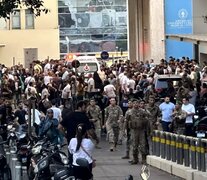 Soldados y familiares a la entrada de un hospital en Beirut este martes. (Fuente: EFE) (Fuente: EFE) (Fuente: EFE)