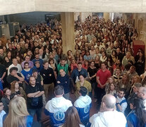 La asamblea se realizó en el hall de los Tribunales locales.