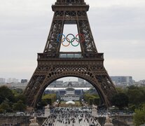 La imponente Torre Eiffel y el puente de Iena, repleto de turistas (Fuente: AFP) (Fuente: AFP) (Fuente: AFP)