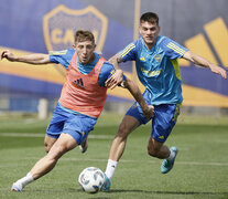 Juan Barinaga y Kevin Zenón, que practicó a la par de sus compañeros, disputan la pelota.