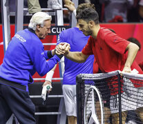 Cerúndolo saluda a Bjorn Borg, el capitán del equipo europeo (Fuente: DPA) (Fuente: DPA) (Fuente: DPA)