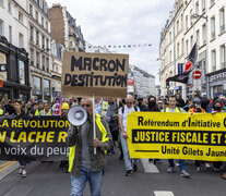 Manisfestantes piden la destituciónde Macron en las calles de París. (Fuente: EFE) (Fuente: EFE) (Fuente: EFE)