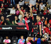 Salcedo celebra el gol que cortó la mala racha de Newell&amp;#39;s